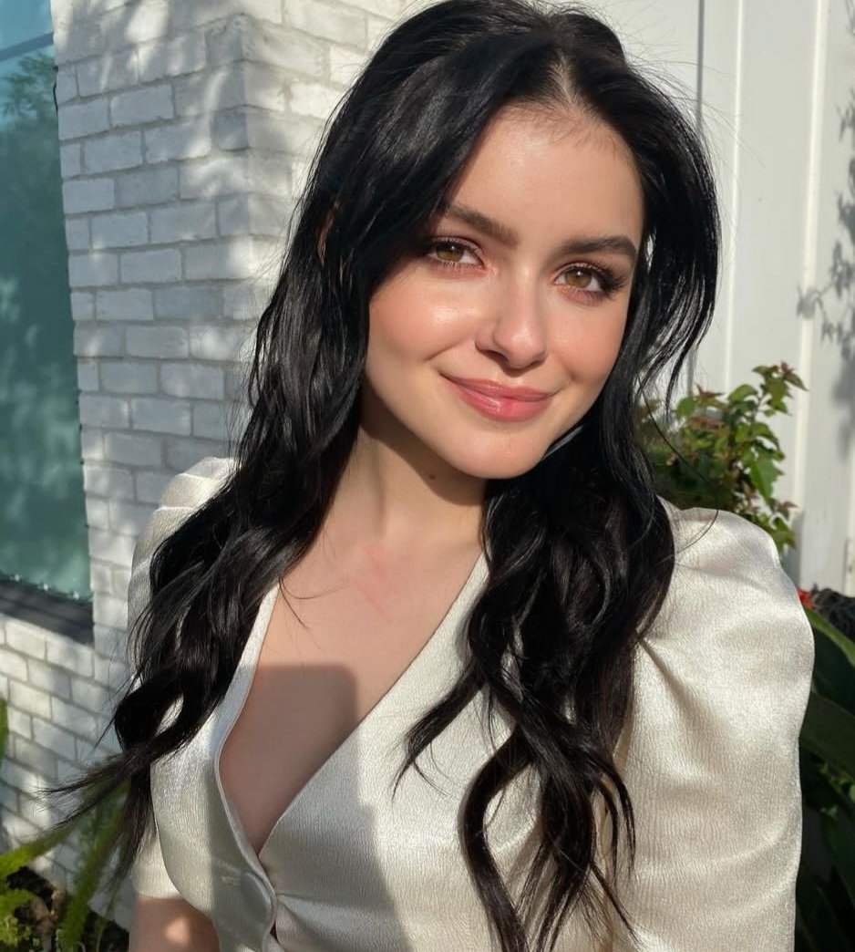 Ariel_winterr's tweet photo. Me been annoying while being told to pose for a glam pic vs me finally deciding to just smile and get it over with after 20 mins of taking photos https://t.co/YMcNkyTYbN