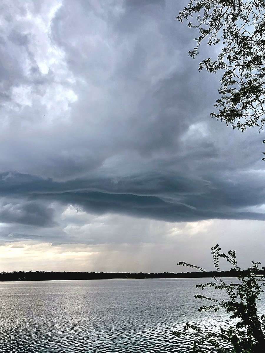maribe11a's tweet photo. today she is kind of sexy #lakeside 🌩⚡️⛈️⚡️🤍 https://t.co/MCrPCuPQY9