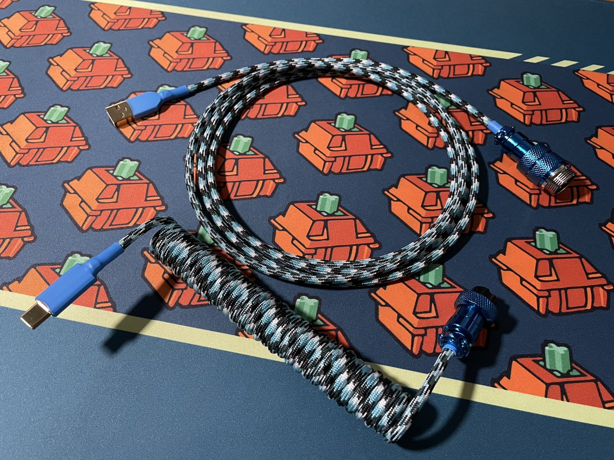 RobotoCompany's tweet photo. Custom cable made for @NAFFLY with supplies from #zapcables. It’s one of the first coiled cables I’ve made myself and it came out pretty decent! https://t.co/1bEE6AlTzg