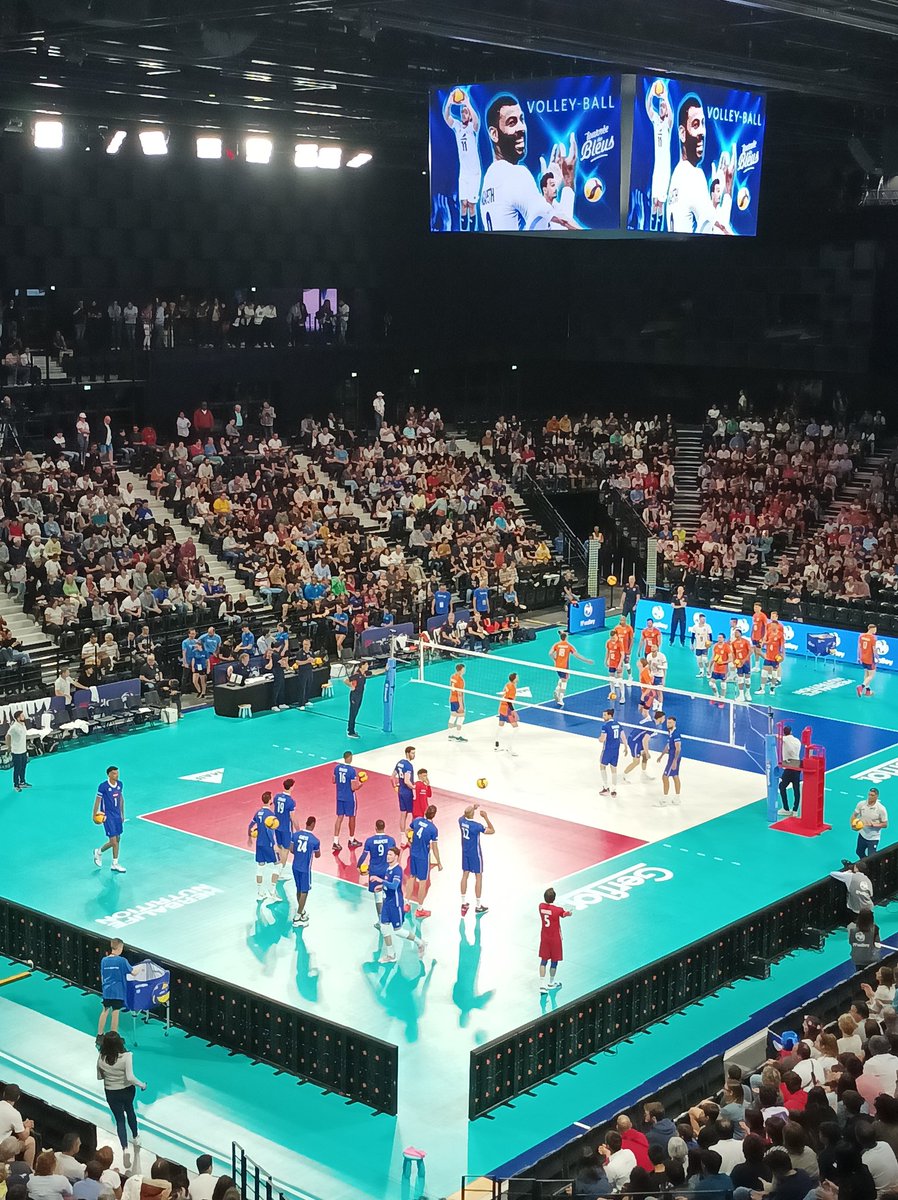 Aurelie__Garcia's tweet photo. Match de l'équipe de France de @FFvolley ☑️🙆♀️ (Trop bien!) Cette salle @ArenaFuturo ❤️🤩 #volley #volleyball #ngapet https://t.co/3R4Z6pBS15