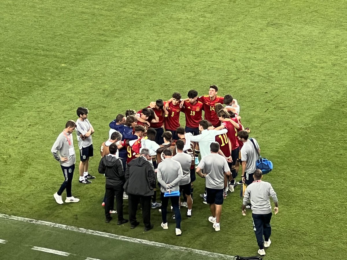 Esta foto después de la única derrota de la temporada es el resumen de este equipo: Unidos, creciendo juntos y ayudándonos unos a otros. 16 partidos, 14 victorias, 1 empate de penalti inexistente y una derrota también de penalti. 41 goles a favor y 10 en contra. Enormes todos🙌⚽️
