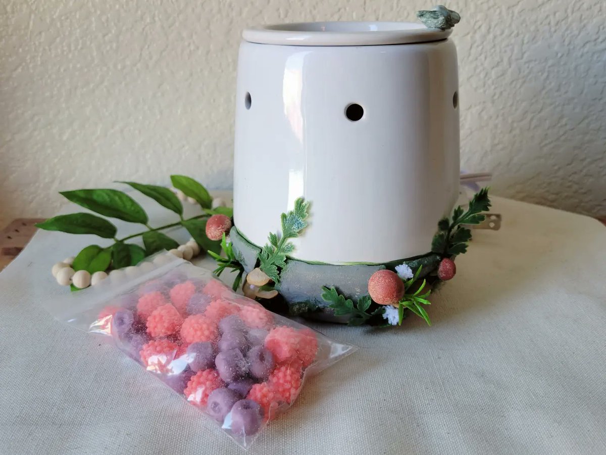CraftsIdfk's tweet photo. NEW 
🌱 Overgrown Berry Bush 🫐 
Hand Embellished Wax Melter with Mixed #Berry scented coconut #waxmelts https://t.co/SxTaMTE5VF