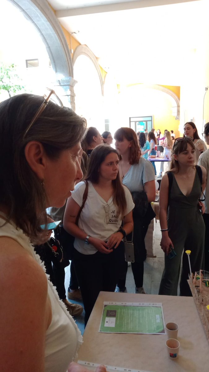 Praxis_ub's tweet photo. 📢Avui 27 de maig hem tingut la Fira d'Emprenedoria Pedagògica a la Facultat d'Educació a la UB on els alumnes han pogut presentar els seus projectes. Gràcies a tots i totes per venir!! #UniBarcelona #pedagogia #emprenedoria #futurspedagogs https://t.co/f5UOjKZRaU