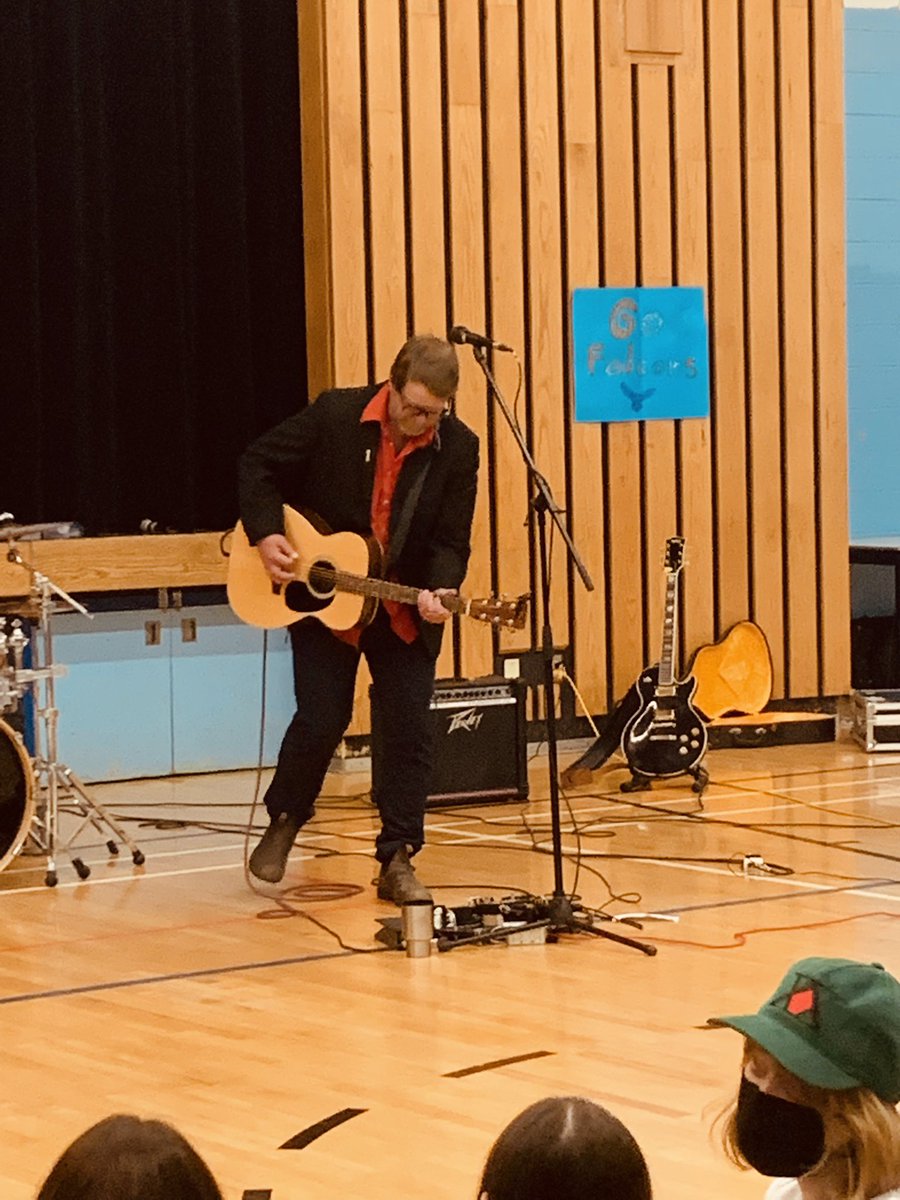 JessHogan15's tweet photo. Epic afternoon with some live music from Jay and da guys followed by David Guy! #pasadenaacademyrocks #goodtunes @PasadenaAcademy https://t.co/MYbPwpq8qq