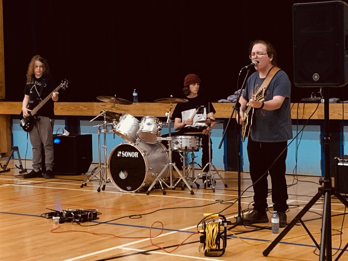 JessHogan15's tweet photo. Epic afternoon with some live music from Jay and da guys followed by David Guy! #pasadenaacademyrocks #goodtunes @PasadenaAcademy https://t.co/MYbPwpq8qq