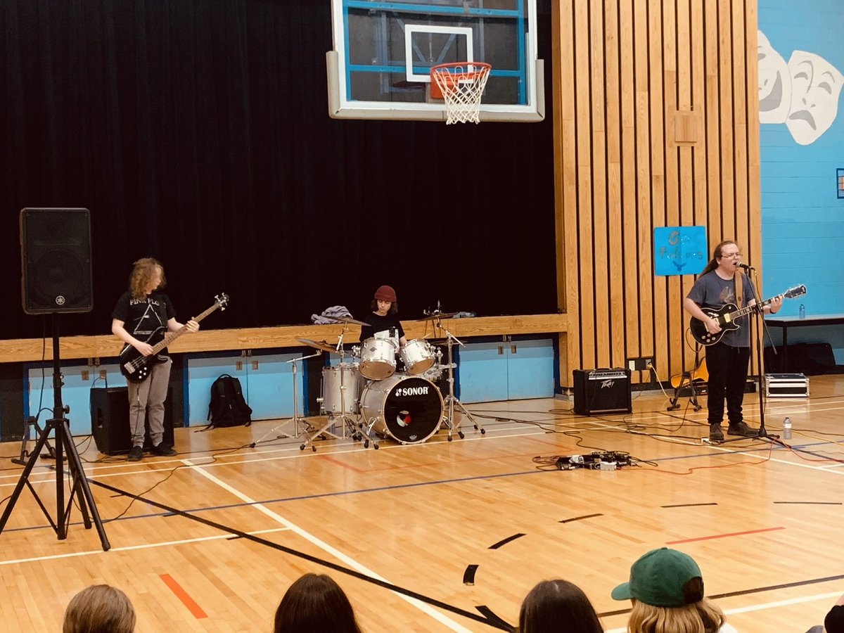 JessHogan15's tweet photo. Epic afternoon with some live music from Jay and da guys followed by David Guy! #pasadenaacademyrocks #goodtunes @PasadenaAcademy https://t.co/MYbPwpq8qq