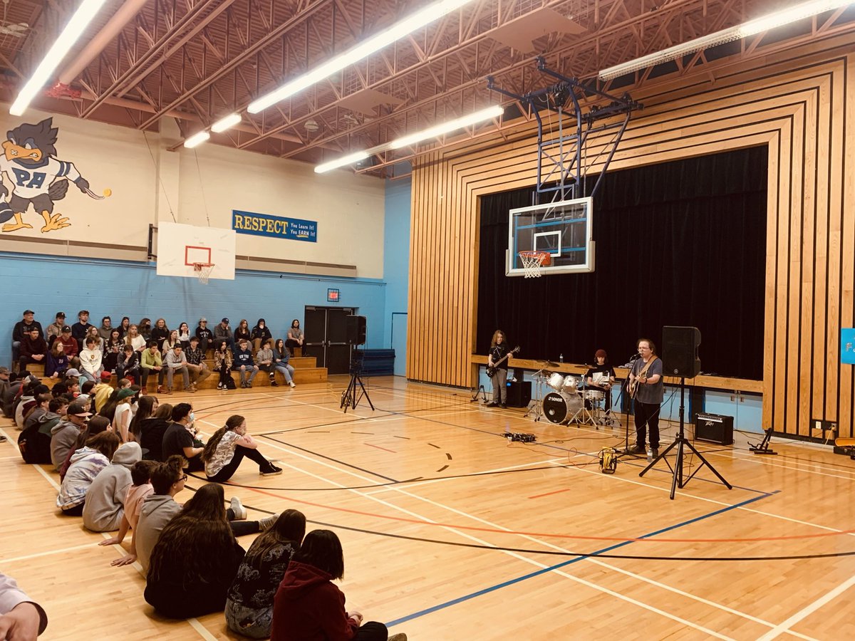 JessHogan15's tweet photo. Epic afternoon with some live music from Jay and da guys followed by David Guy! #pasadenaacademyrocks #goodtunes @PasadenaAcademy https://t.co/MYbPwpq8qq