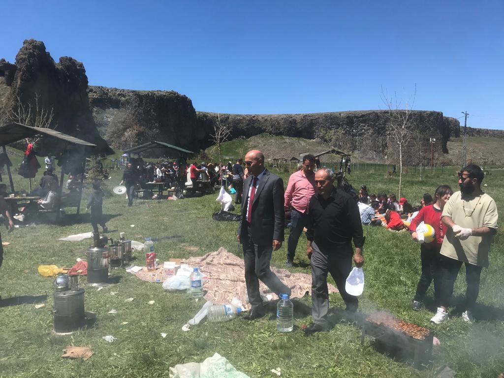 diyadinmem's tweet photo. Türk Telekom Ortaokulu idareci ve öğretmenleri tarafından öğrenciler için piknik etkinliği düzenlendi. Lgs sınavına girecek olan öğrencilere motivasyon olması hedeflenen etkinlikte güzel karelere rastlandı.

@tcmeb
@miakarali
@agrimem
@hasan_kokrek 
@Diyadin004
@atillaaslan_ https://t.co/UIIsovzGdk