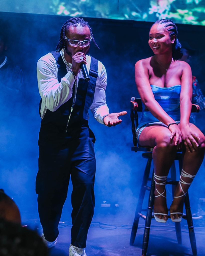 Sammietrill_'s tweet photo. I know it’s cold outside let me keep you warm ooo 🎵, if you know the song finish it 🎤 .

What’s favorite track atm ? Tell me I want to know 

I’ll give credit to this amazing man behind the camera when I find his page 😂

#FlagBySammietrill #Sammietrill https://t.co/yH8MqKNGqr