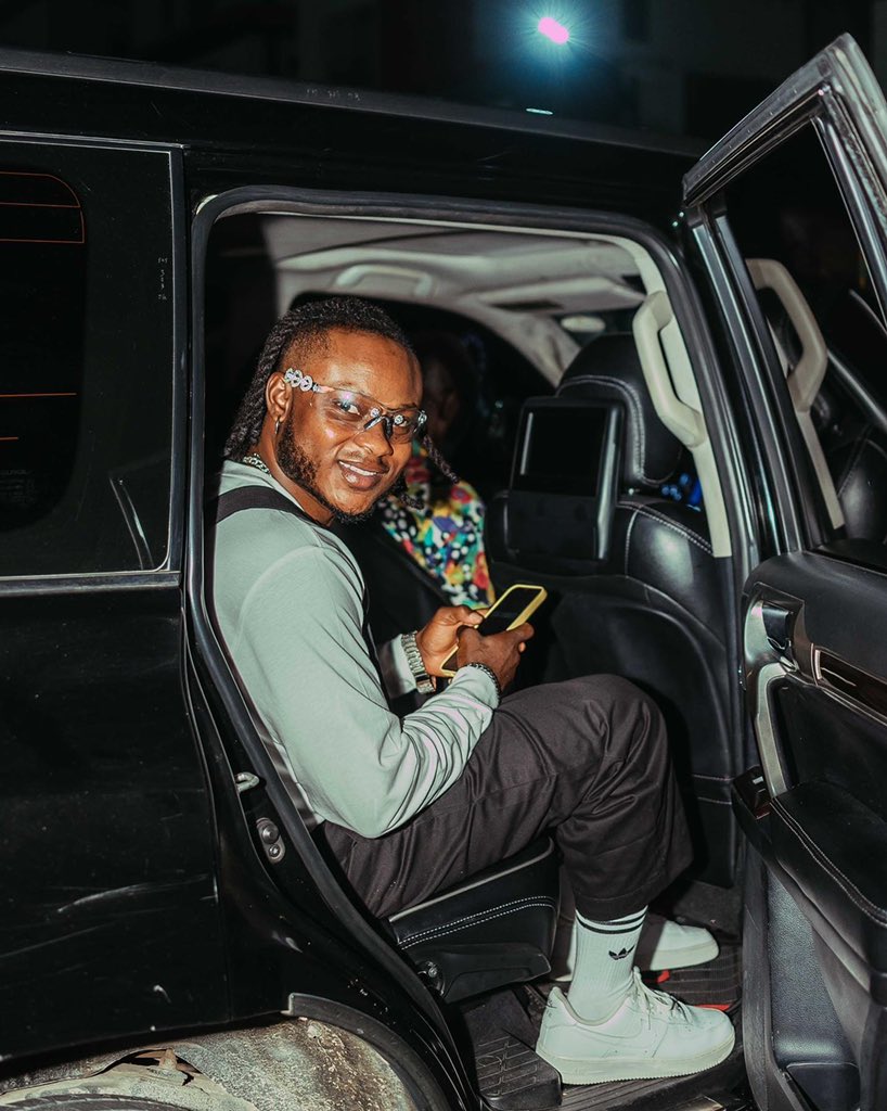 Sammietrill_'s tweet photo. I know it’s cold outside let me keep you warm ooo 🎵, if you know the song finish it 🎤 .

What’s favorite track atm ? Tell me I want to know 

I’ll give credit to this amazing man behind the camera when I find his page 😂

#FlagBySammietrill #Sammietrill https://t.co/yH8MqKNGqr