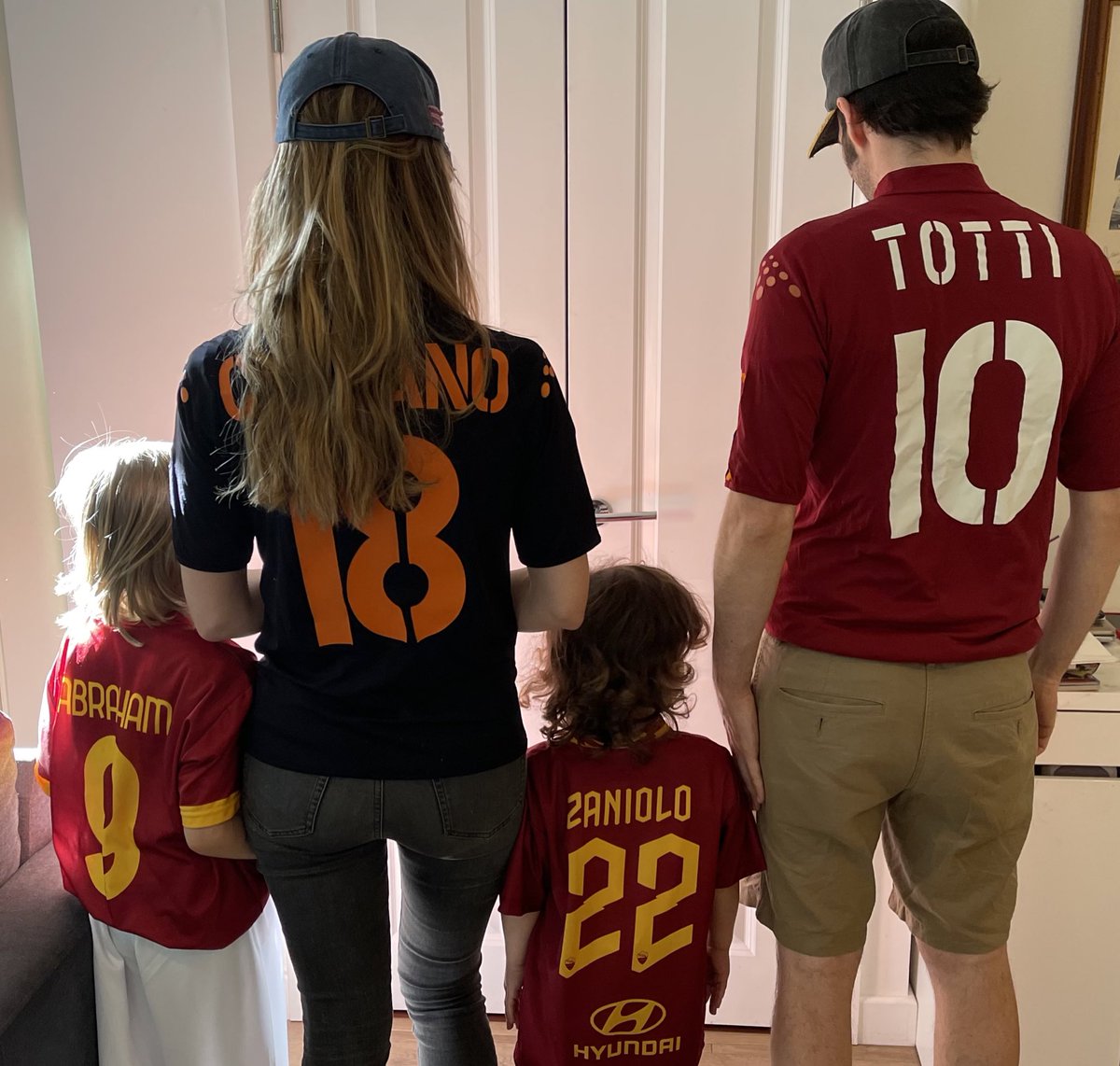 DiStefano1410's tweet photo. From one generation to the next! #ForzaRoma @ASRomaEN #UCLfinal #TimeToHitTheStreets https://t.co/io6hUUM0oH