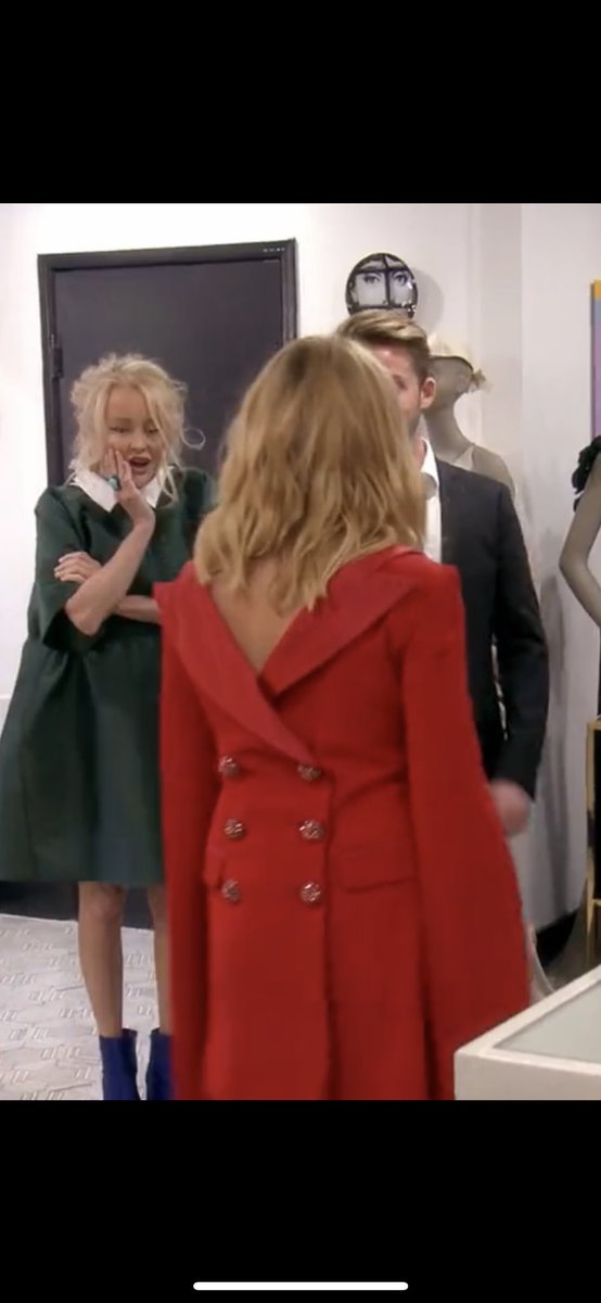 ZingerMario's tweet image. On the next
episode of #RHOBH, Sutton’s so scared that Kyle will stab her in the back again that she put her back in a disguise. 🥸