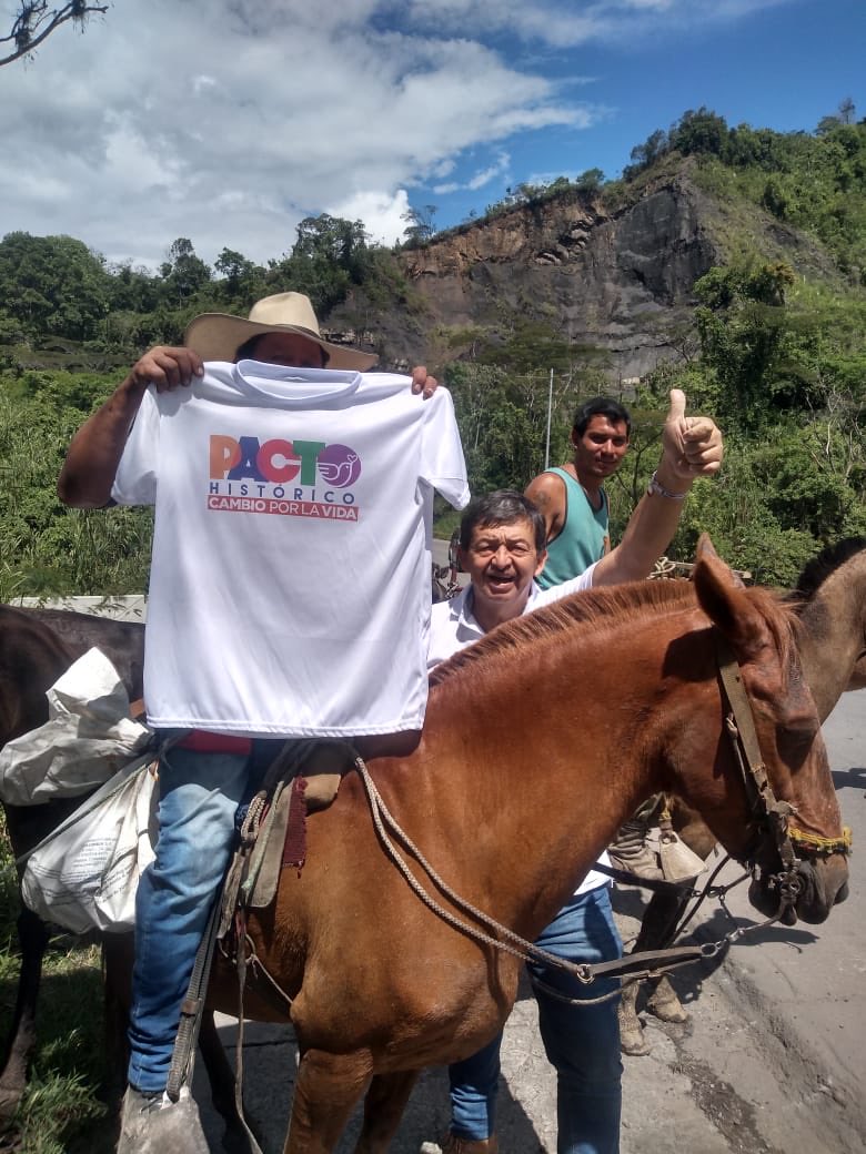 RoyBarreras's tweet photo. Desde la zona rural de la provincia de Velez en Santander , equipos de voluntarios por su cuenta llevan el mensaje a esta hora de Petro Presidente. Gracias a el exsenador de la U Marcos Cortes que se sumó a esta corriente incontenible que llevara a Petro al triunfo en primera! https://t.co/CdJ7GCNUNN