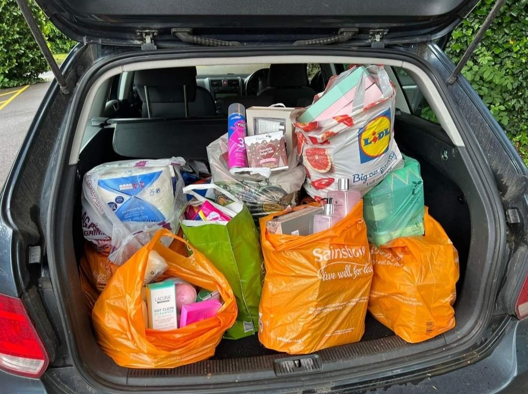 GodstoneThb's tweet image. 💛When Lingfield College call to say they have a “few bags” of donations 😂 Thank you to everyone who contributed to this 70kg collection this week, we almost didn’t fit it in the car. #givelocalhelplocal #spreadkindness