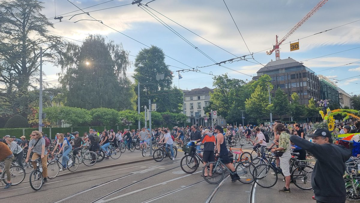 Einmal mehr kommt die Intoleranz von politisch Privilegierten zum Vorschein. Der Verkehr inkl. Tram & Bus beim Bürkliplatz ist blockiert, alle hier sprechen von 'Velo-Demo' - nur der rot-grüne Stadtrat will das nicht einsehen. Schluss mit der illegalen #CriticalMass