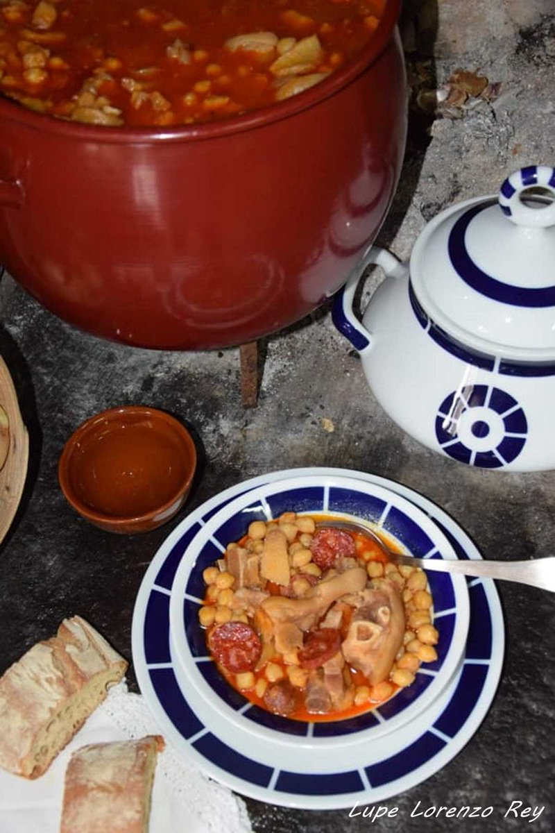 GastronomadeGa2's tweet photo. "Toca un plato tradicional de la cocina gallega que es común elaborarlo en las fiestas familiares. 
Los callos a la gallega era un plato que se preparaba antiguamente, sobre todo en épocas de escasez en las que el hambre estaba al orden del día" https://t.co/tY75hBWMoR @lupelr https://t.co/OzJEwcl3kc