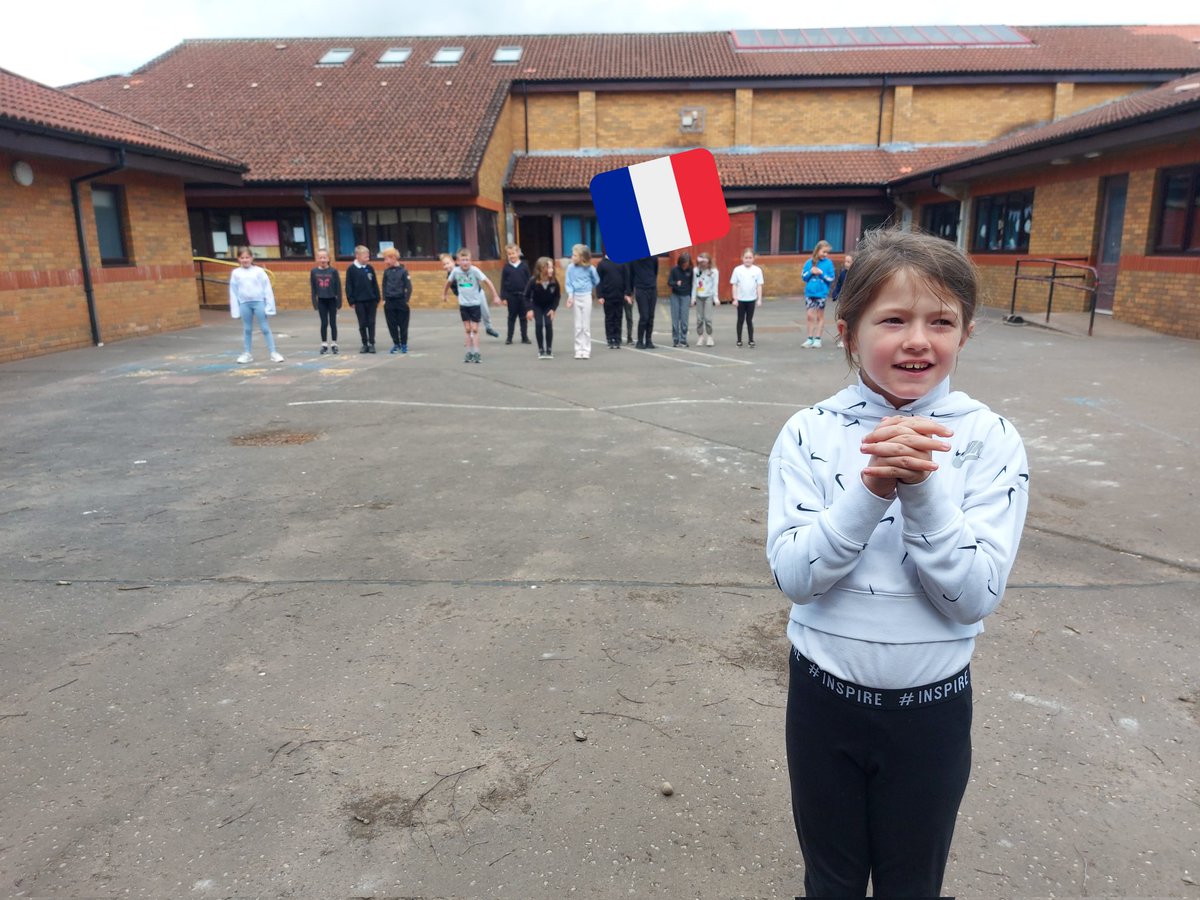 MrsCrerar's tweet photo. 🇫🇷⏰Revising French numbers playing "Quelle heure est-il Monsieur Loup?" #Dunipace1plus2 https://t.co/XGINRRYygz
