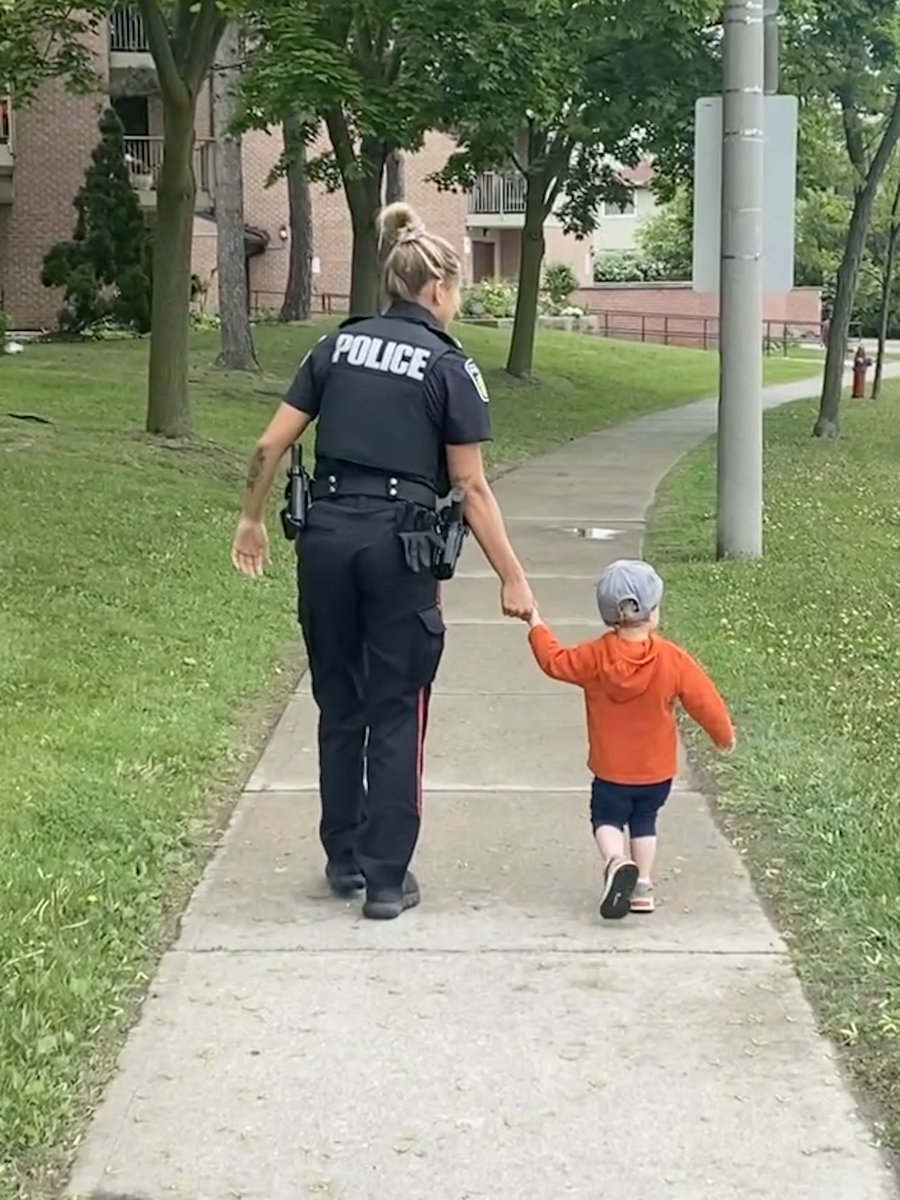 PeelPolice's tweet photo. After receiving calls from citizens about a young child walking alone, Cst. Avery Lee quickly headed to the area and was able to locate him. Turns out the child had decided to go out on an adventure on his own, but with the help of his new friend Officer Avery, and a quick 1/ https://t.co/Pl0uaizujG