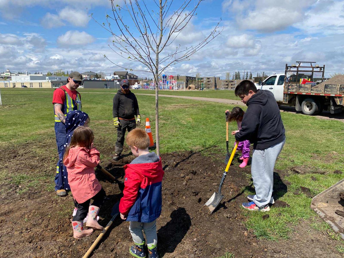 ann_oldnall's tweet photo. @thickwoodArts Planting trees during Indigenous week to remind us of, and honour our connection to the land. @indigenousFMPSD @SpiritBear @GreenSceneFMPSD @FEcoeagles @MsRage08 @FMPSD #thelandisourmother #respect #balance https://t.co/BL1CKywQJy