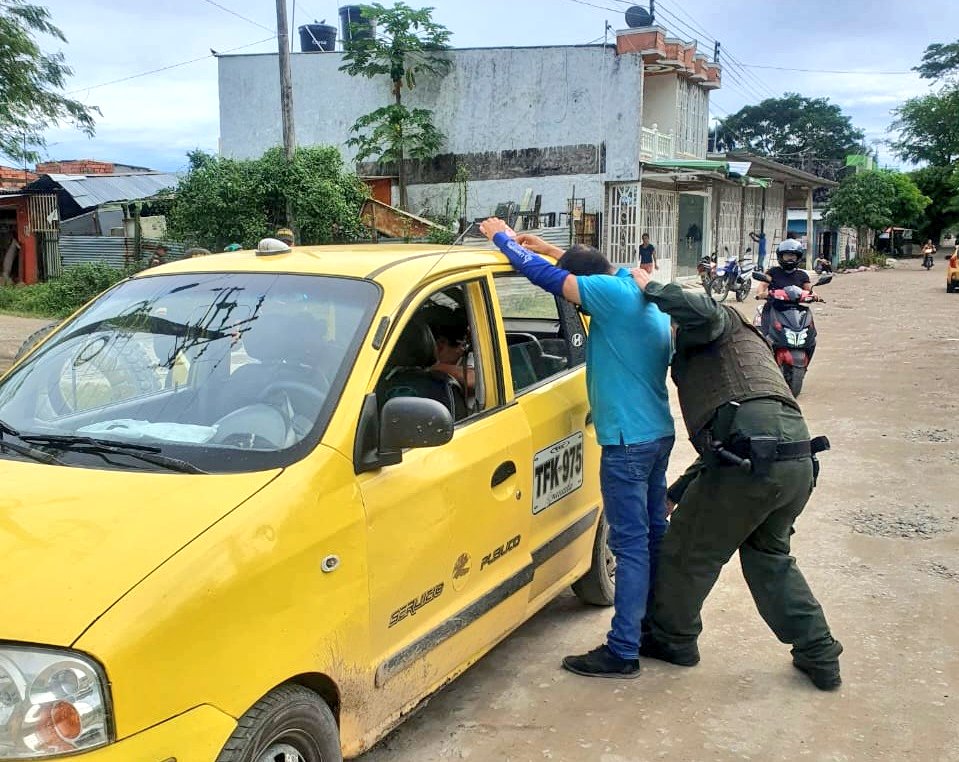 PoliciaMeta's tweet photo. Desplegamos planes de registro y control en los diferentes puntos críticos del municipio de #Granada, junto a personal de apoyo de la Escuela de Investigación Criminal #ESINC. #EsUnHonorSerPolicía https://t.co/ifuPoX5ZA7