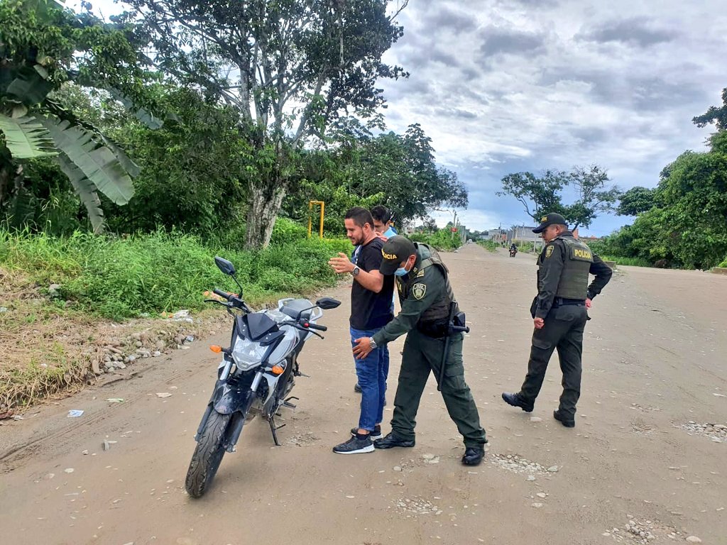 PoliciaMeta's tweet photo. Desplegamos planes de registro y control en los diferentes puntos críticos del municipio de #Granada, junto a personal de apoyo de la Escuela de Investigación Criminal #ESINC. #EsUnHonorSerPolicía https://t.co/ifuPoX5ZA7