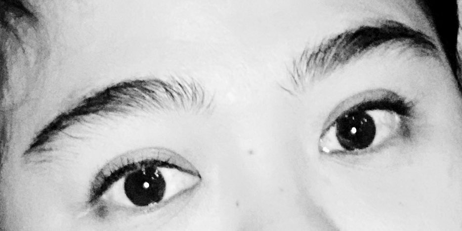 kenapa mata nya biasa aja pas pake ring light, sementara orang lain bisa titik titik melingkar... salah diapanya ye???