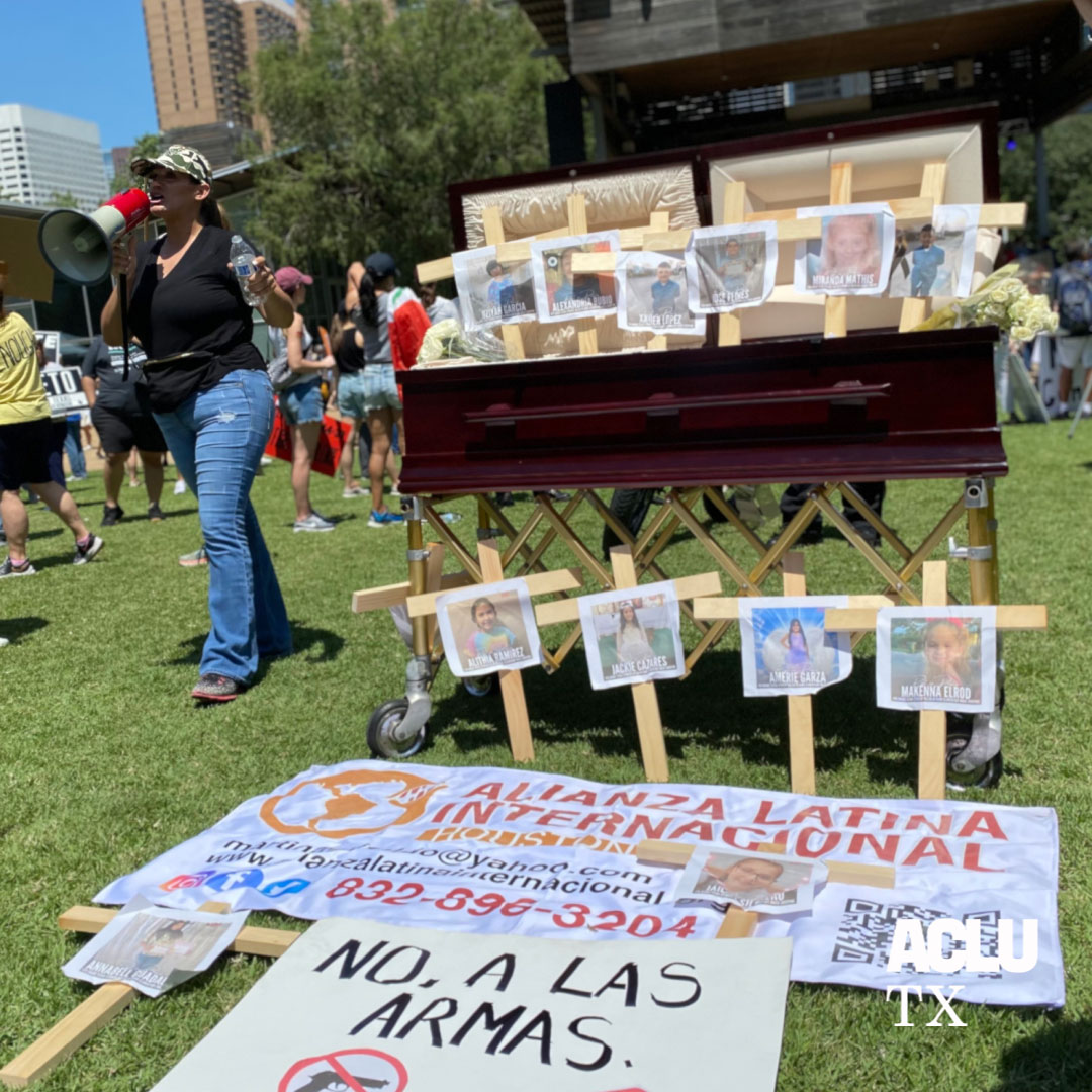 ACLUTx's tweet photo. Happening Now: Houston community exercising their First Amendment rights.
#DontLookAway #Uvalde https://t.co/SxiH2V8d6s