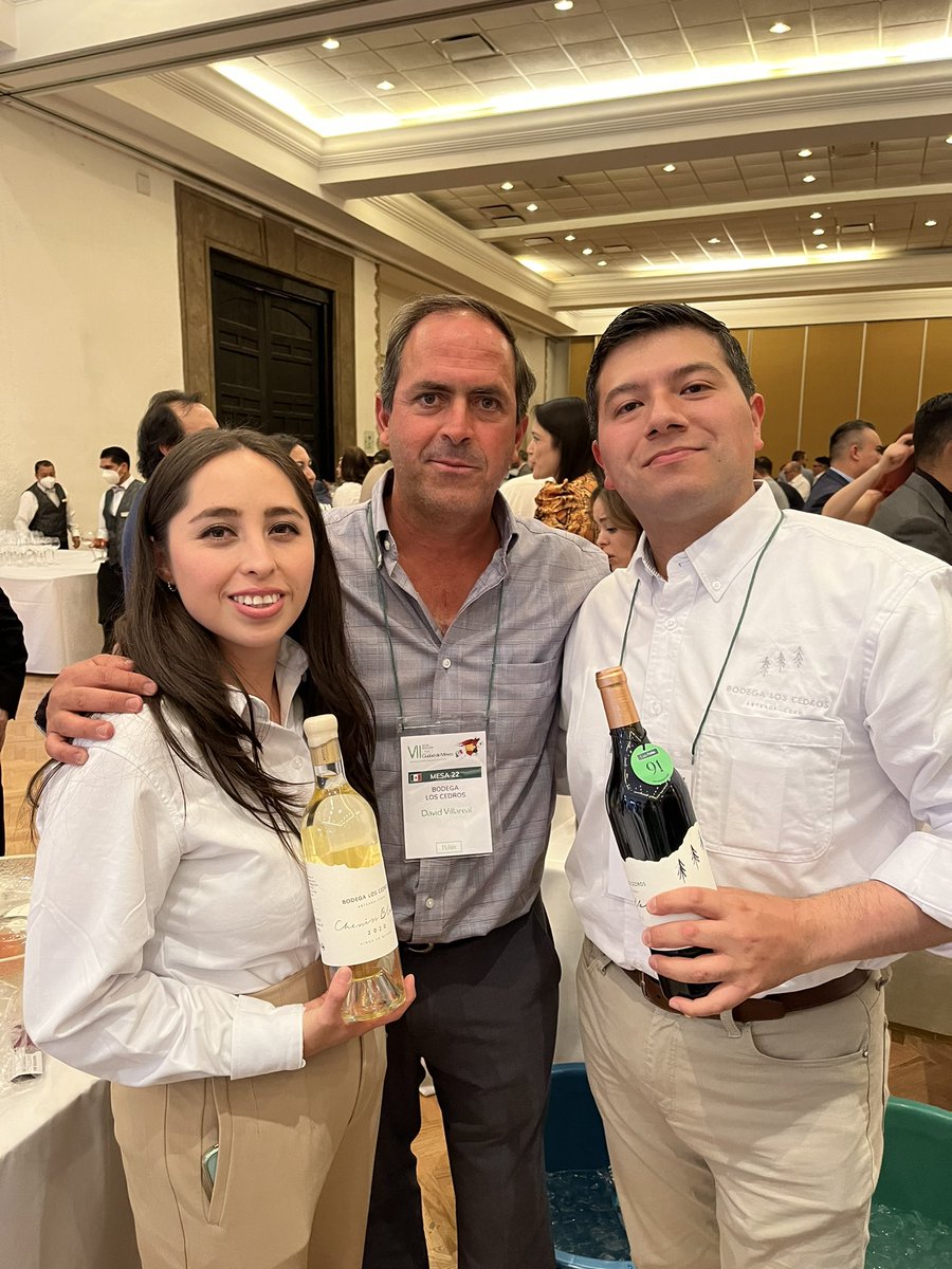 SommelierCris's tweet photo. ¡Qué bien la pasamos en @guiapenin! Orgullosamente representando a @bodegaloscedros, una de las bodegas que conforman el portafolio de @Uvacava.
#sommelier #winelover #winetasting #wine #vino https://t.co/JBTSKvSJCf