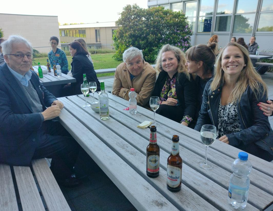 Felicitas Sander (@felisander_) on Twitter photo Ein erster erfolgreicher Tag geht zu Ende!
#SpringSchool2022 #Bildungsforschung
<a href="/juliaschuetz_hh/">Julia Schütz</a> @zebohagen @davin_akko <a href="/Nrbrnr1/">Nora Berner</a> <a href="/fernunihagen/">FernUniversität</a> Ein erster erfolgreicher Tag geht zu Ende!
#SpringSchool2022 #Bildungsforschung
<a href="/juliaschuetz_hh/">Julia Schütz</a> @zebohagen @davin_akko <a href="/Nrbrnr1/">Nora Berner</a> <a href="/fernunihagen/">FernUniversität</a>