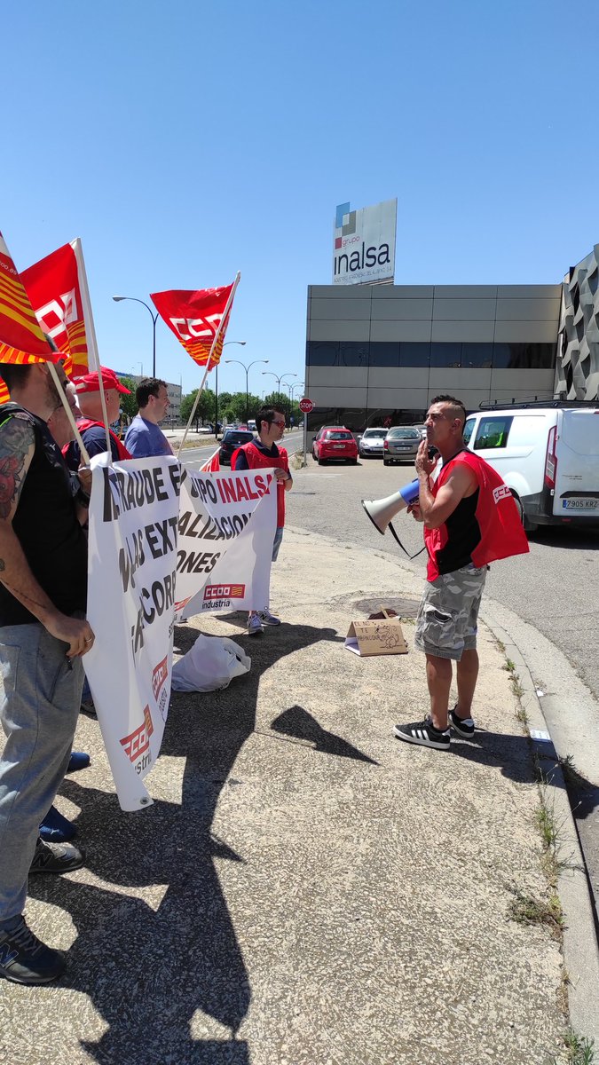 cehohi's tweet photo. Hoy 27 d mayo en las puertas de #inalsa los #peroflautas d @FIccooAragon exigiendo dar marcha atrás a las #externalizaciones.
Los #gatopitos mayoría en el comité, currando!!
El próximo día 3 volveremos. https://t.co/H0nsAqH4sG