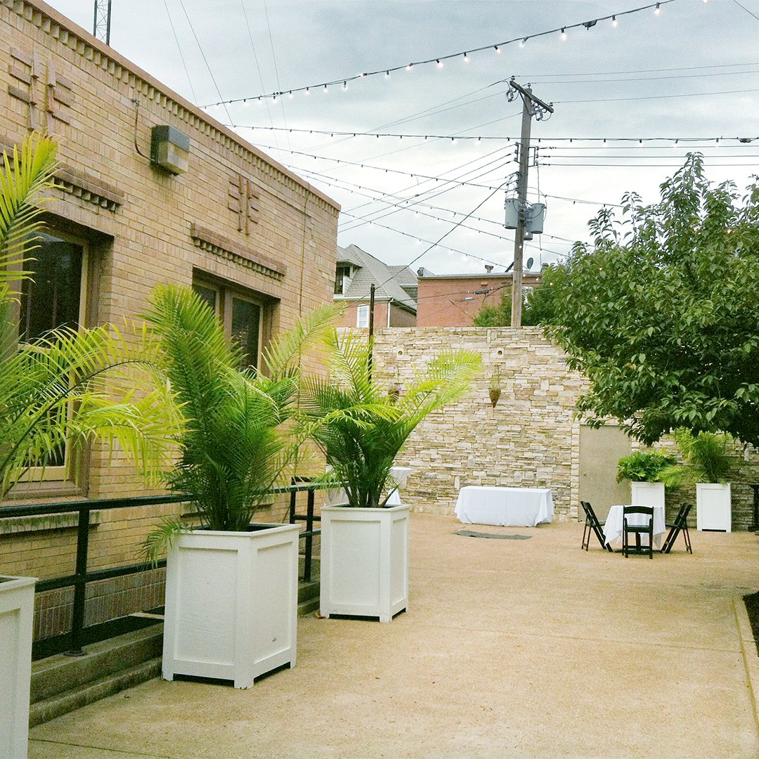 Madartstl's tweet photo. Get to know our event space a little better: 

✨3,800 sq ft main event gallery 
✨Custom lighting and professional sound 
✨19,000 sq ft of terrazzo floors &amp; marble hallways 
✨Charming all season courtyard 
✨Seated capacity of 250 inside, 175 outside 

https://t.co/ptoDih3ANc https://t.co/5pb2gWWewy