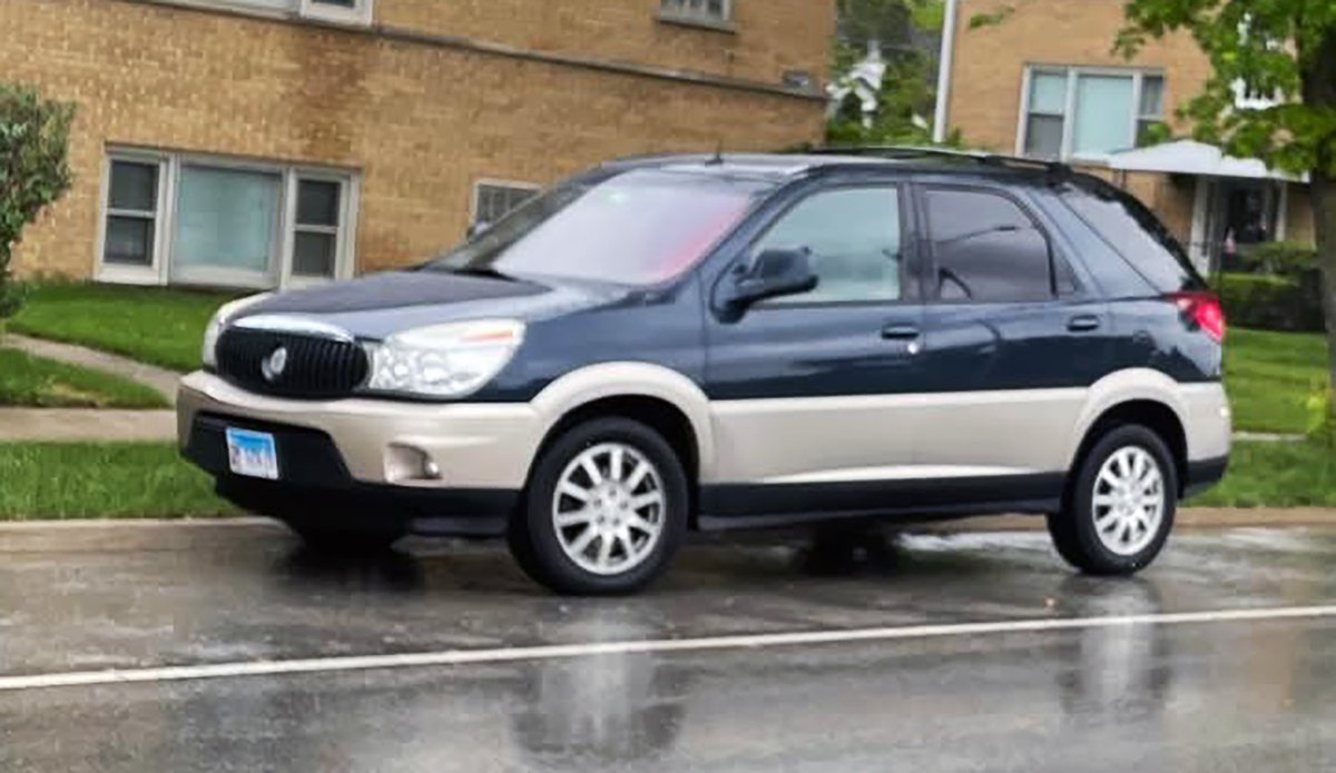 Car_Guy_Tom's tweet photo. You all remember the Eddie Bauer Rendezvous, right? #CarSpotter #2Tone #Buick #BuickRendezvous #NotReally #EddieBauer #FuzzyImage https://t.co/EUE6RA1414