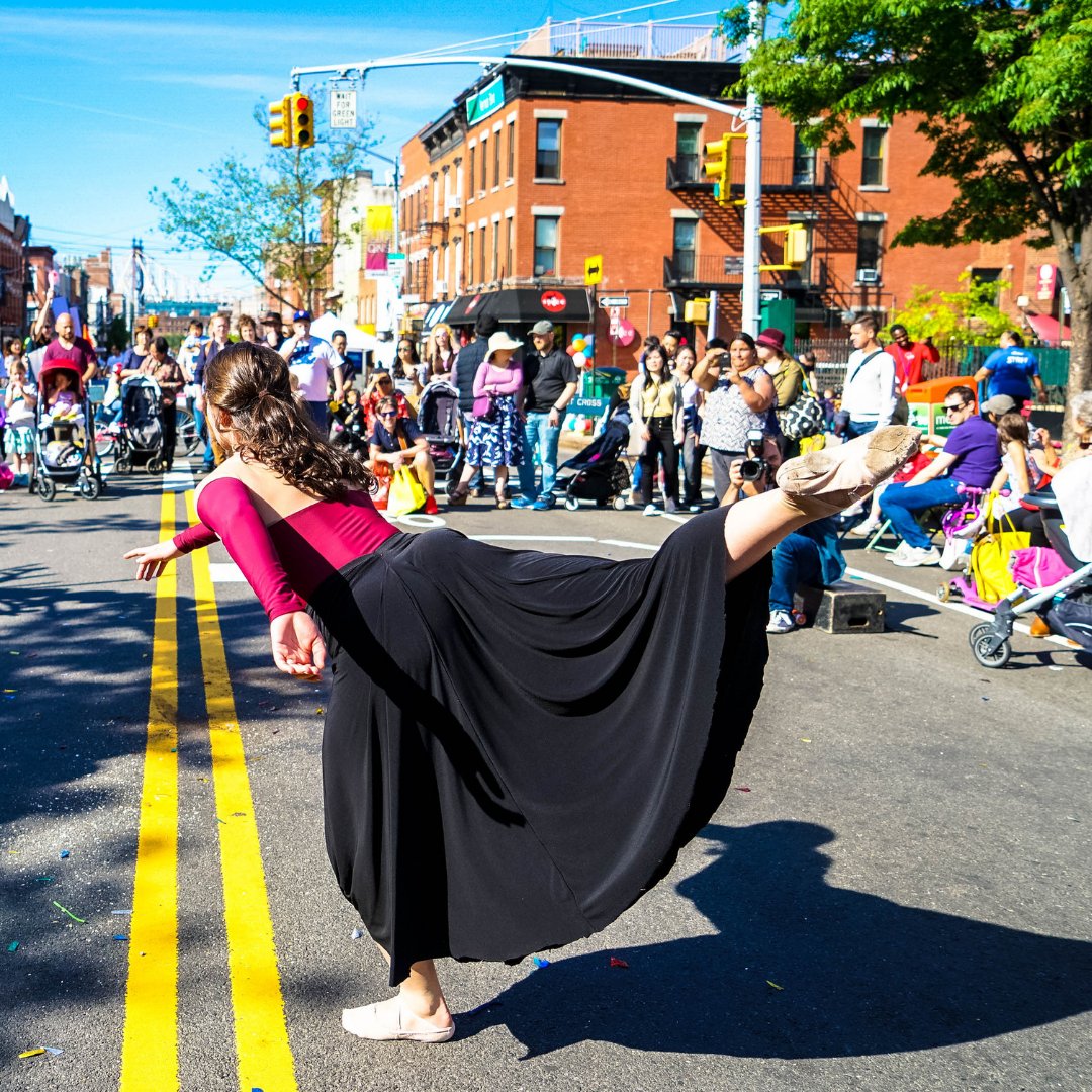 LICPartnership's tweet photo. 🔴🔵🟡 Come to #LICSprings on Saturday, June 18 for all sorts of free &amp; fun activities including:

💃 Dance parties &amp; lessons
🐕 Dog &amp; puppy activities
🎨 Art activities
⚽ Fitness contests &amp; drills
💆 Massages
🎥 Costume making
🎤 Performances

And more! https://t.co/WmN67p9pdF https://t.co/ntM6XtsyeF