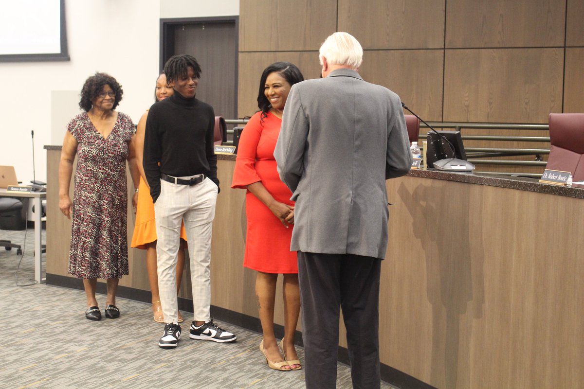 StaffordMSD's tweet image. On 5/16, the #SMSDBoard of Trustees reviewed the official canvass results from the @CityofStafford general election. For the first time in the district&apos;s 40-year history, there are currently 3 board members who are #SMSDAlumni #StaffordTX

Read more: staffordmsd.org/meet-stafford/…