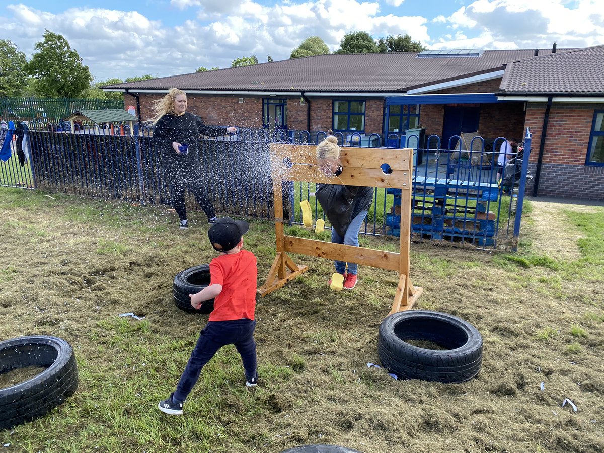 Angela101Carr's tweet photo. Sorry Mrs Travis @Tr4vi55 🧽💦 for putting you in the hot seat 🤭 @MPS_Nursery @MapplewellSch https://t.co/Ko4NDG6t3x
