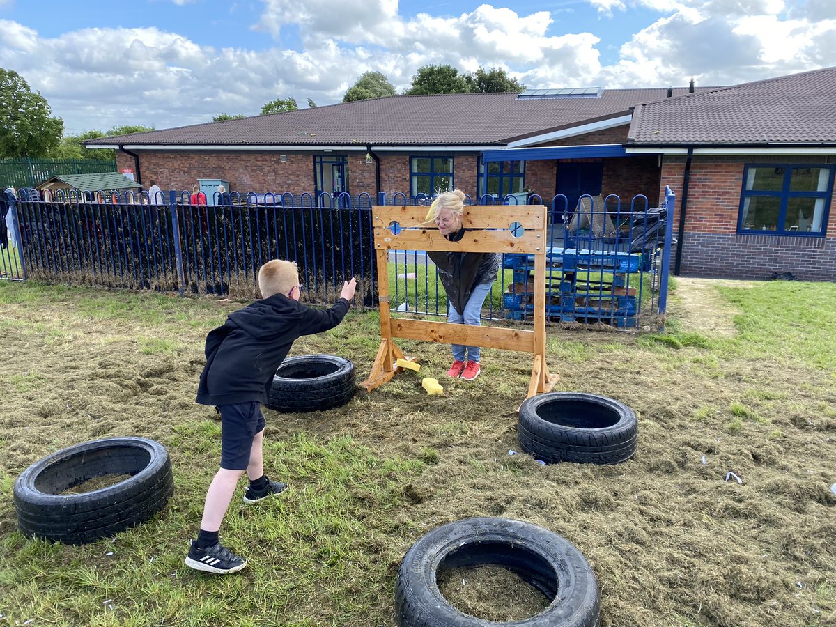 Angela101Carr's tweet photo. Sorry Mrs Travis @Tr4vi55 🧽💦 for putting you in the hot seat 🤭 @MPS_Nursery @MapplewellSch https://t.co/Ko4NDG6t3x