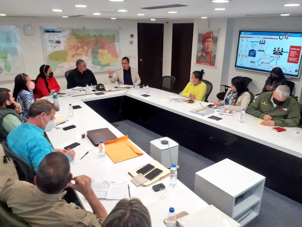 LealTelleria's tweet photo. Cohesionados como vanguardia del presidente @NicolasMaduro rumbo a la  victoria agroalimentaria sostenible y sustentable, vamos todas y todos con los poderosos CLAP, al despliegue territorial para sumar espacios y proyectos productivos que hagan realidad la P. #ProducciónComunal https://t.co/J0GkxJXUmL
