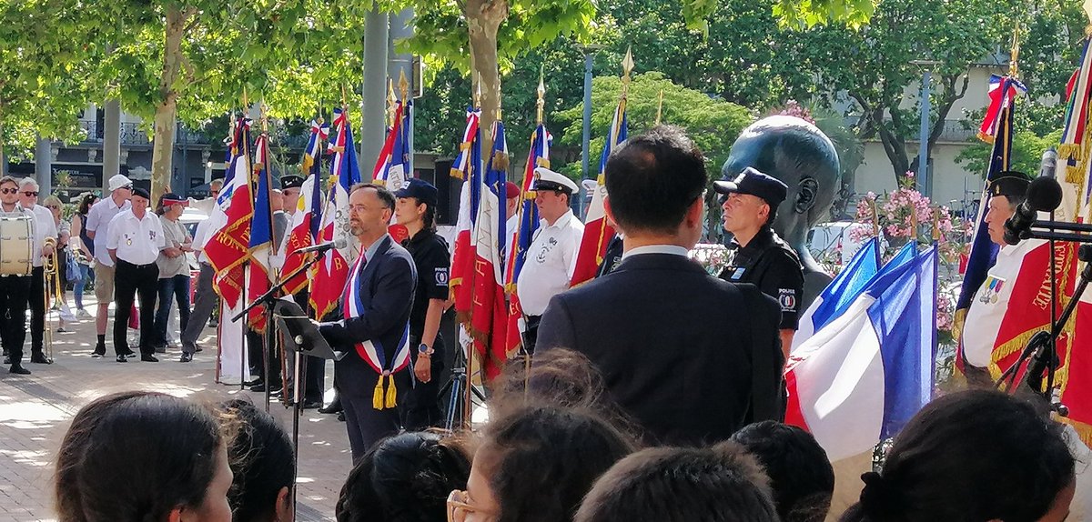 GauthiezK's tweet photo. Présente, avec deux courageux élèves, étudiant le chinois, au dévoilement du buste de Li Wangyang, militant démocrate chinois. Place du 14 juillet, béziers. https://t.co/Wi6dnPrtVp