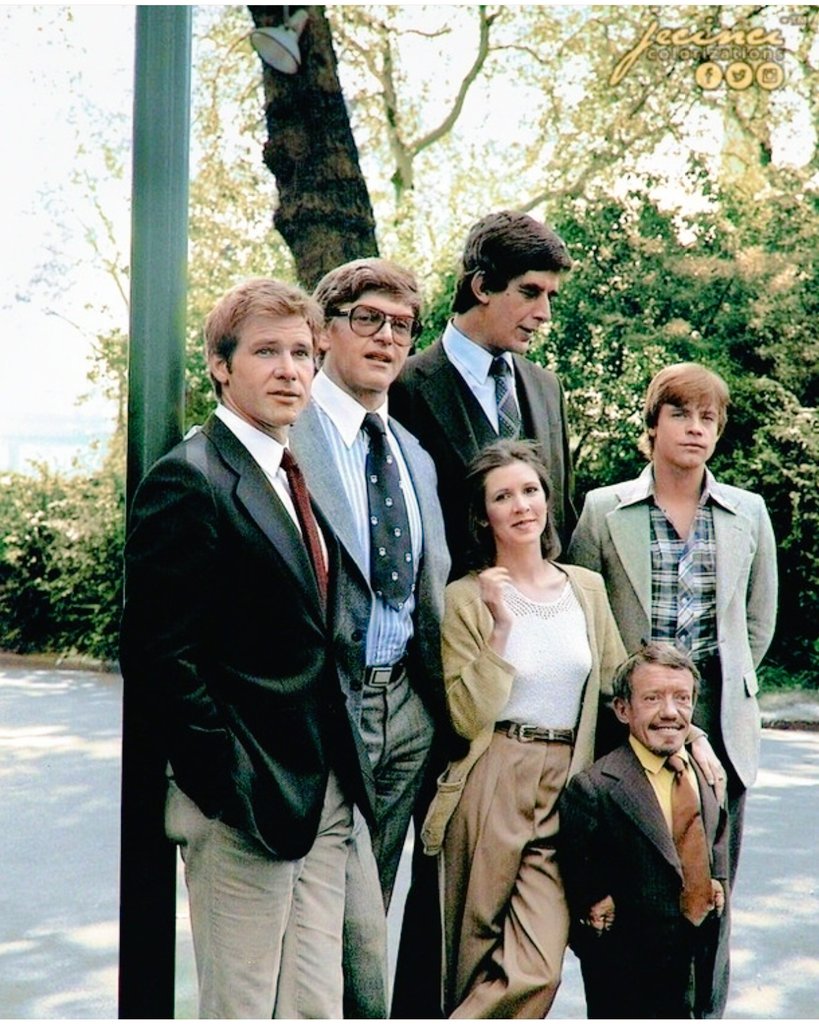 From the left: Harrison Ford (Han Solo), David Prowse (Darth Vader), Peter Mayhew (Chewbacca), Carrie Fisher (Princess Leia), Kenny Baker (R2-D2), and Mark Hamill (Luke Skywalker). c.1977 https://t.co/BwUBCWY4rq