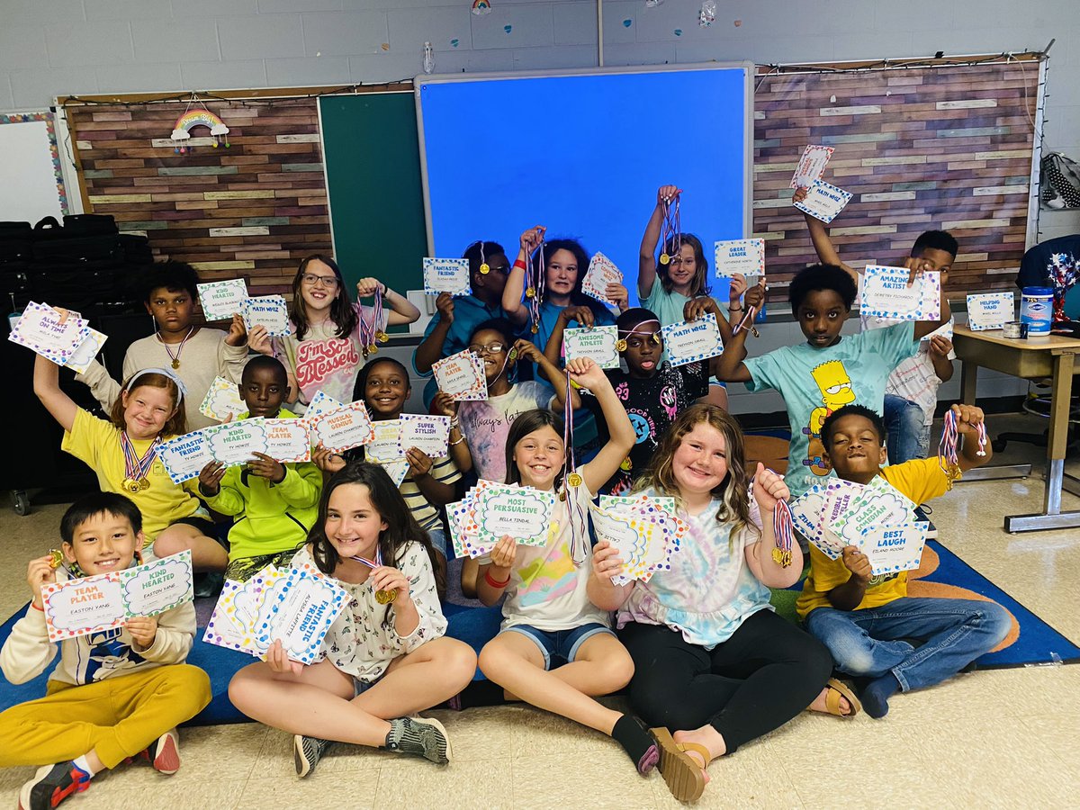 Deemples25's tweet photo. Congratulations!!!
You’ve work so hard this year and you made it !
Am so so proud of you…
Yahoooo!!!

Gonna miss you all! It’s really hard to let you go…
You are always in my heart ❤️❤️❤️

Love you all my Knights!!! https://t.co/HcYl7KeLt7