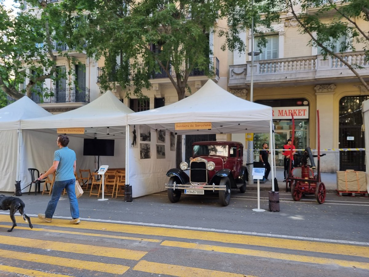 En la #FeriaModernistaDeBarcelona, mostrando al numeroso público que está visitando la feria y, de forma particular nuestra parada, el importante patrimonio modernista que tenemos en #Ferrol, gracias a nuestro Gaudí, Rodolfo Ucha. #ArtNouveau #FerrolMola Hasta el domingo!