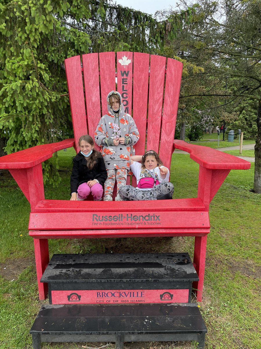 We couldn’t pass up this photo op!❤️

Brockville📍