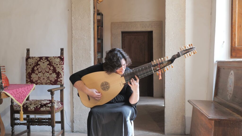 Bach Played Beautifully on the Baroque Lute, by Preeminent Lutenist Evangelina Mascardi 

openculture.com/2022/05/bach-p…