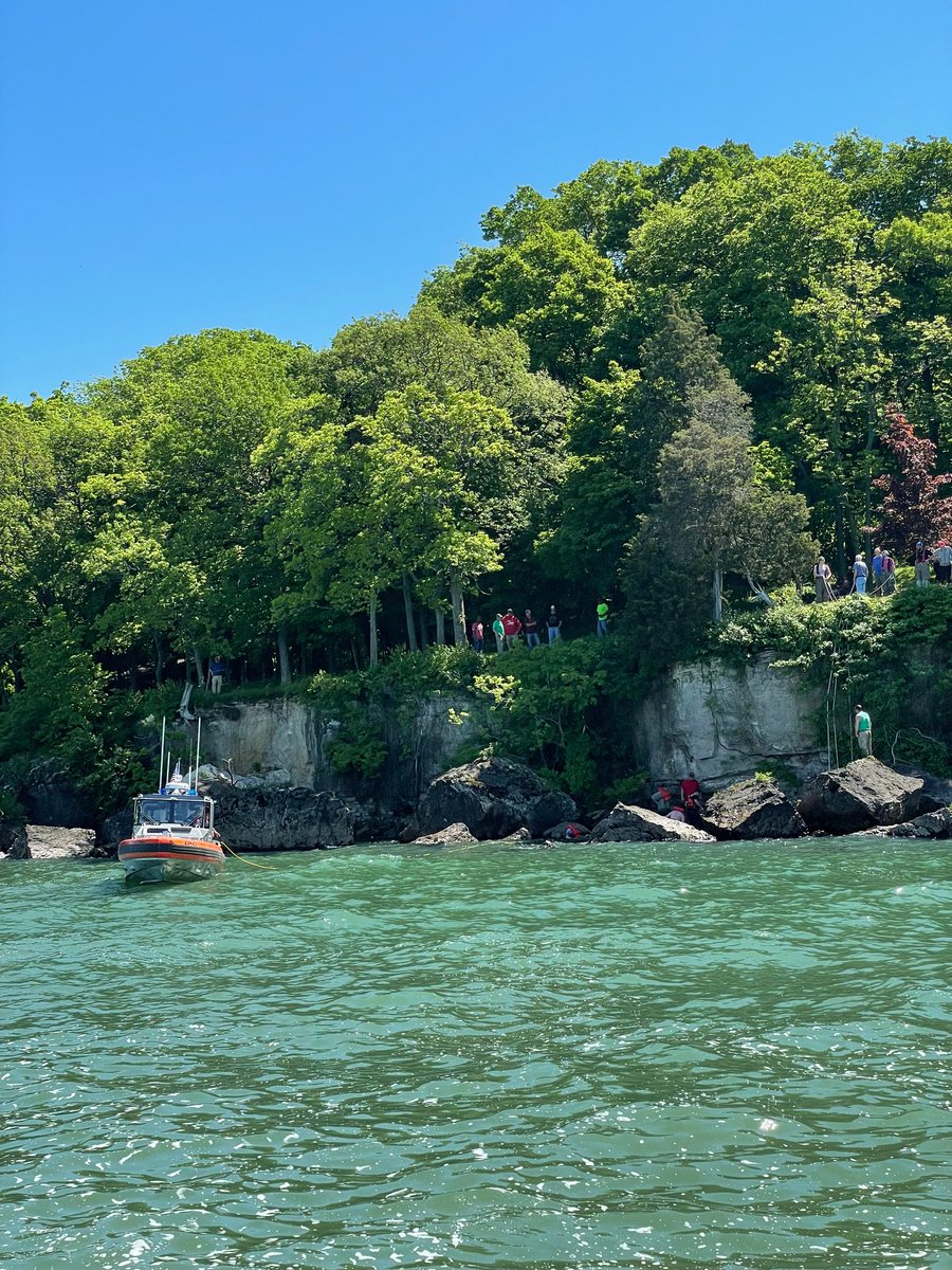 USCGGreatLakes's tweet photo. BZ to #USCG STA Marblehead after report was received of a 36 YOM that fell off a cliff near Kelleys Island #LakeErie STA's RB-S was launched, a rescue swimmer was deployed and brought the PIW onto the RB-S, then transported him to LifeFlight on South Bass Island State Park. https://t.co/3O75reevsN