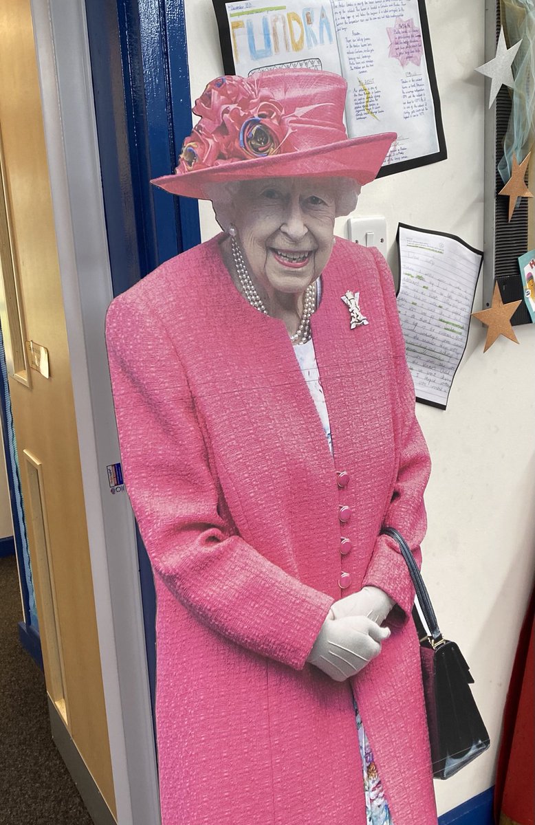 SB_Primary's tweet photo. Thank you HRH Queen Elizabeth II for joining us today at Severn Beach Primary to celebrate your #platinumjubilee We hope you enjoyed your special songs and music. 7️⃣0️⃣ ⭐️👏🇬🇧🍰♥️ https://t.co/IBGSGyj41M