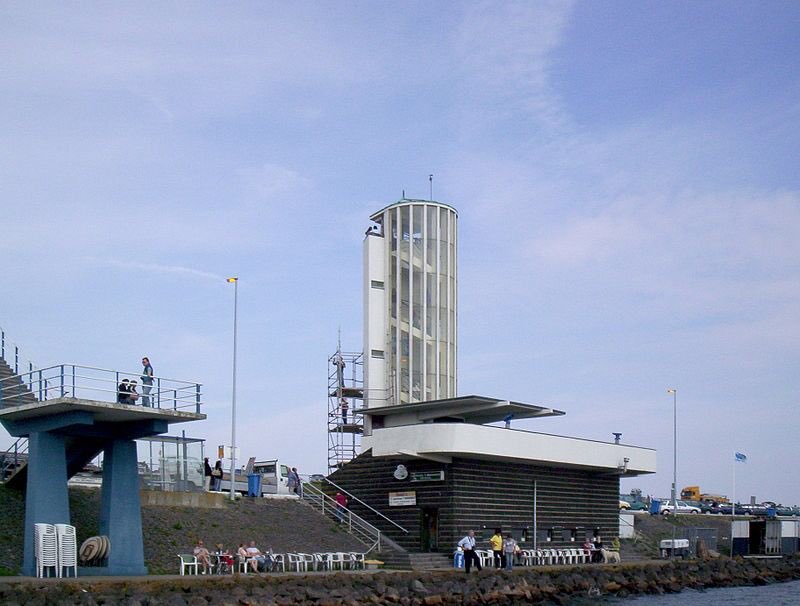 Op deze dag in 1932 om 13:02 uur werd het laatste gat (de Vlieter) van de Afsluitdijk gesloten. Daarmee veranderde de Zuiderzee in het IJsselmeer. Het Vlietermonument (een ontwerp van Dudok) herinnert aan de plaats van de sluiting van de Afsluitdijk