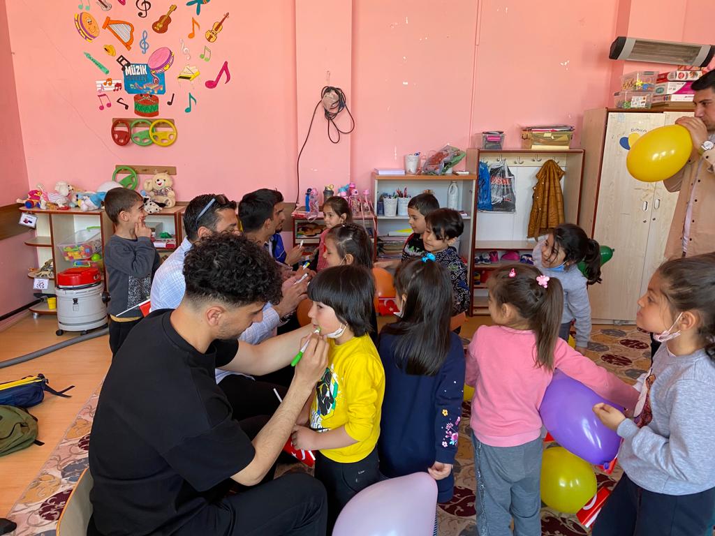Selman-i Farisi Yurt Müdürlüğü'müzde kalan öğrencilerimiz Küllük Köyü Anaokulunu ziyaret ederek çocuklarla güzel bir gün geçirdiler.👏👏👏