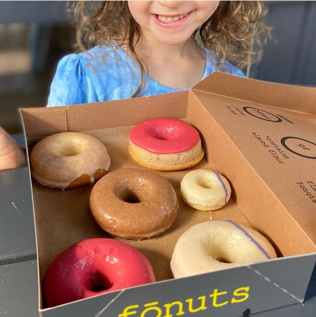 UnitedFriends's tweet image. A huge thank you to @fonuts for their generous donation from their Vanilla “foster fonut” sales. All proceeds went to UFC and LA foster youth! The owners, Thom and Nancy, have been supporting UFC during FCAM for years now, and we are so grateful for their continued generosity.