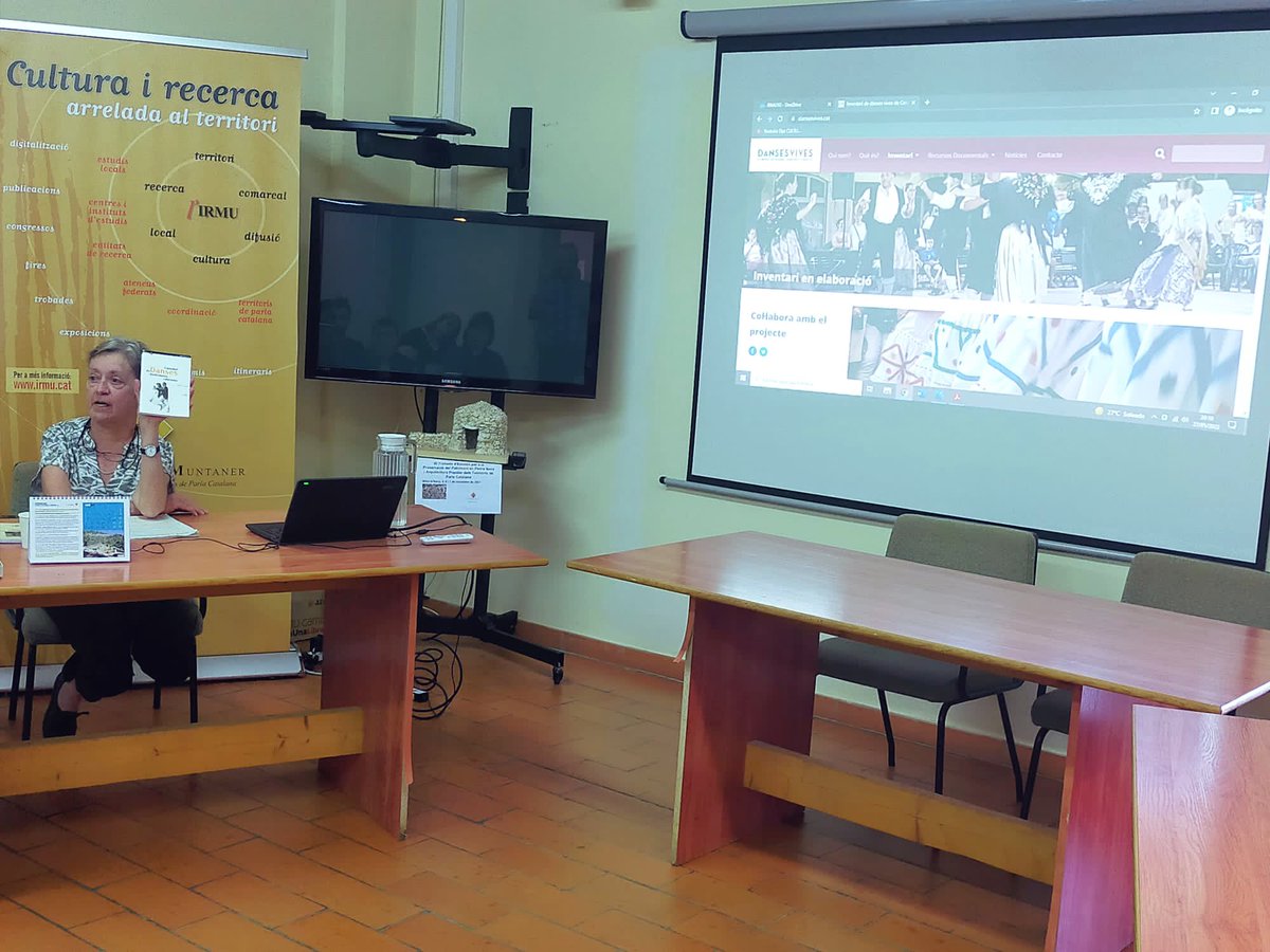 Aquest vespre s'ha celebrat la sessió informativa del #PlaImpulsDansaArrelTradicional

Projectes exposats:
▪️Congressos de Jota
▪️Inventaris de patrimoni cultural immaterial
▪️Festival Músiques en Terres de Cruïlla 
▪️Inventari de Danses Vives

#TeiximComunitatCultural