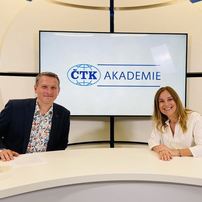 IrmaKanova's tweet photo. Učit se od profesionálů s mnohaletou praxí v kapse je zážitek, za kterým se opakovaně vracím do Akademie @CTK_cz  Když jej navíc vede takový kořínek, jakým je Vladimír Kořen, je to přímo zázrak přes kamerou😃 Díky za to, šéfe! @SchellongN https://t.co/O0EiSFSwV4